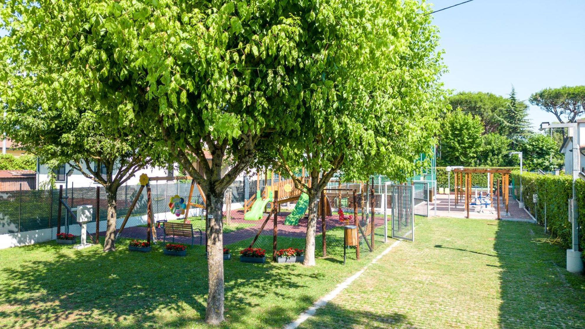 Camping Apuano Marina di Massa Buitenkant foto